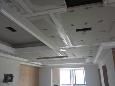 涂防銹漆及貼防裂繃帶。